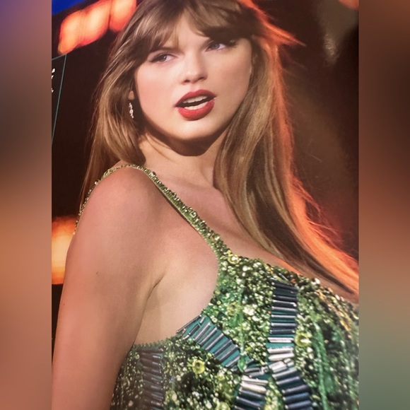 Taylor Swift - Fan Guide To The Eras Tour: 2 Collectible -2 sets available - Picture 15 of 17